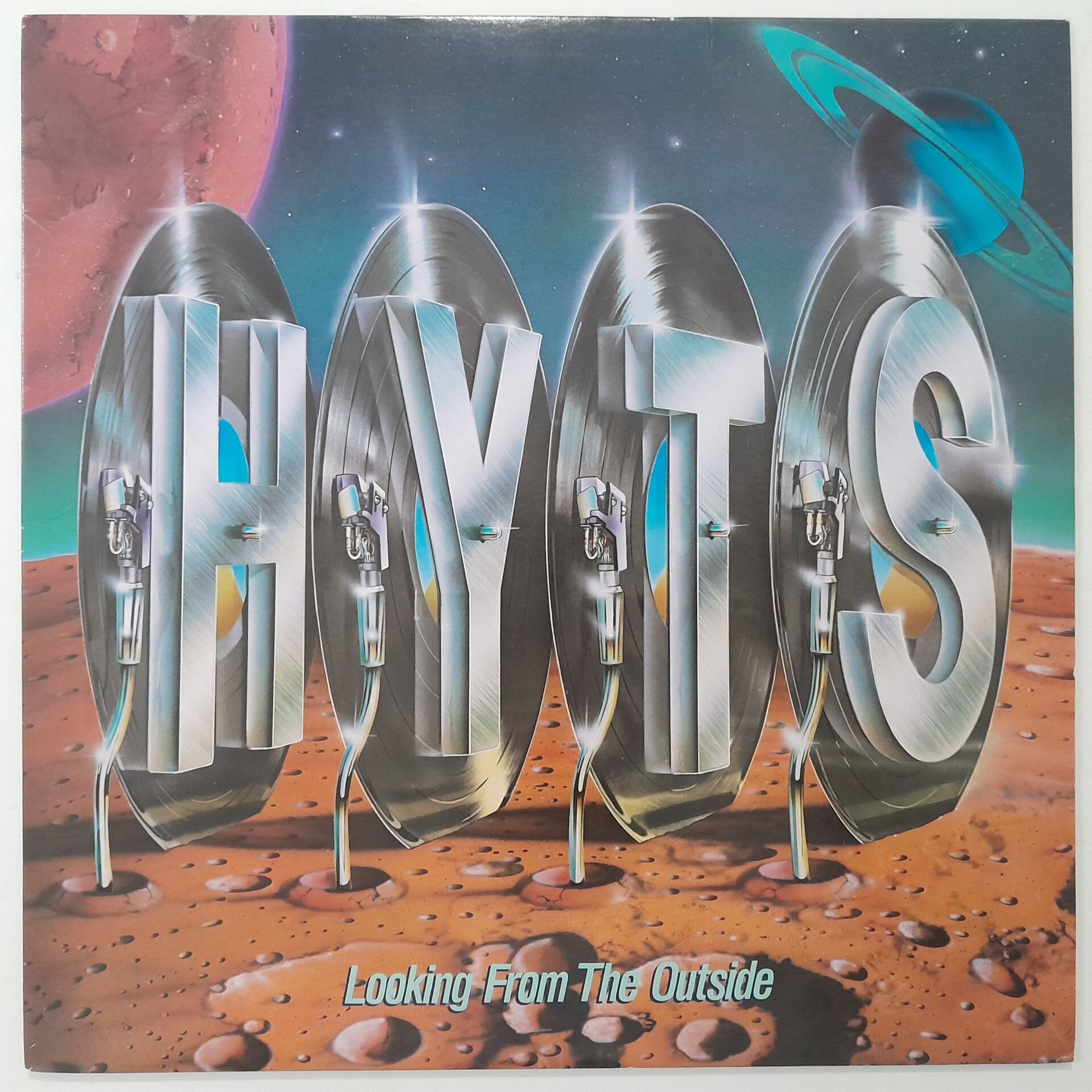 Hyts – Looking From The Outside