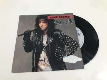 Alice Cooper – Bed Of Nails