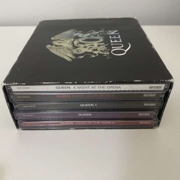 Queen – Queen 40 (5 CD Kutulu Set) Posterli