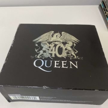 Queen – Queen 40 (5 CD Kutulu Set) Posterli