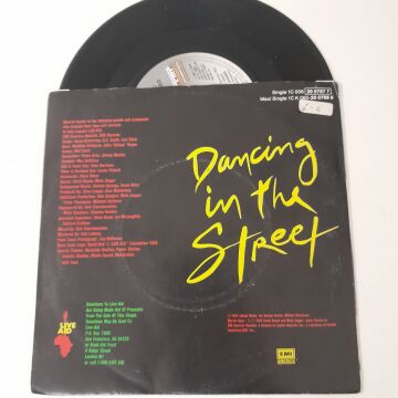 David Bowie And Mick Jagger – Dancing In The Street
