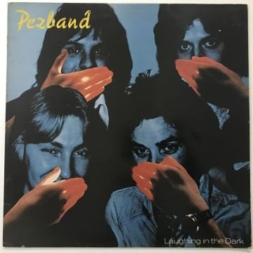 Pezband – Laughing In The Dark