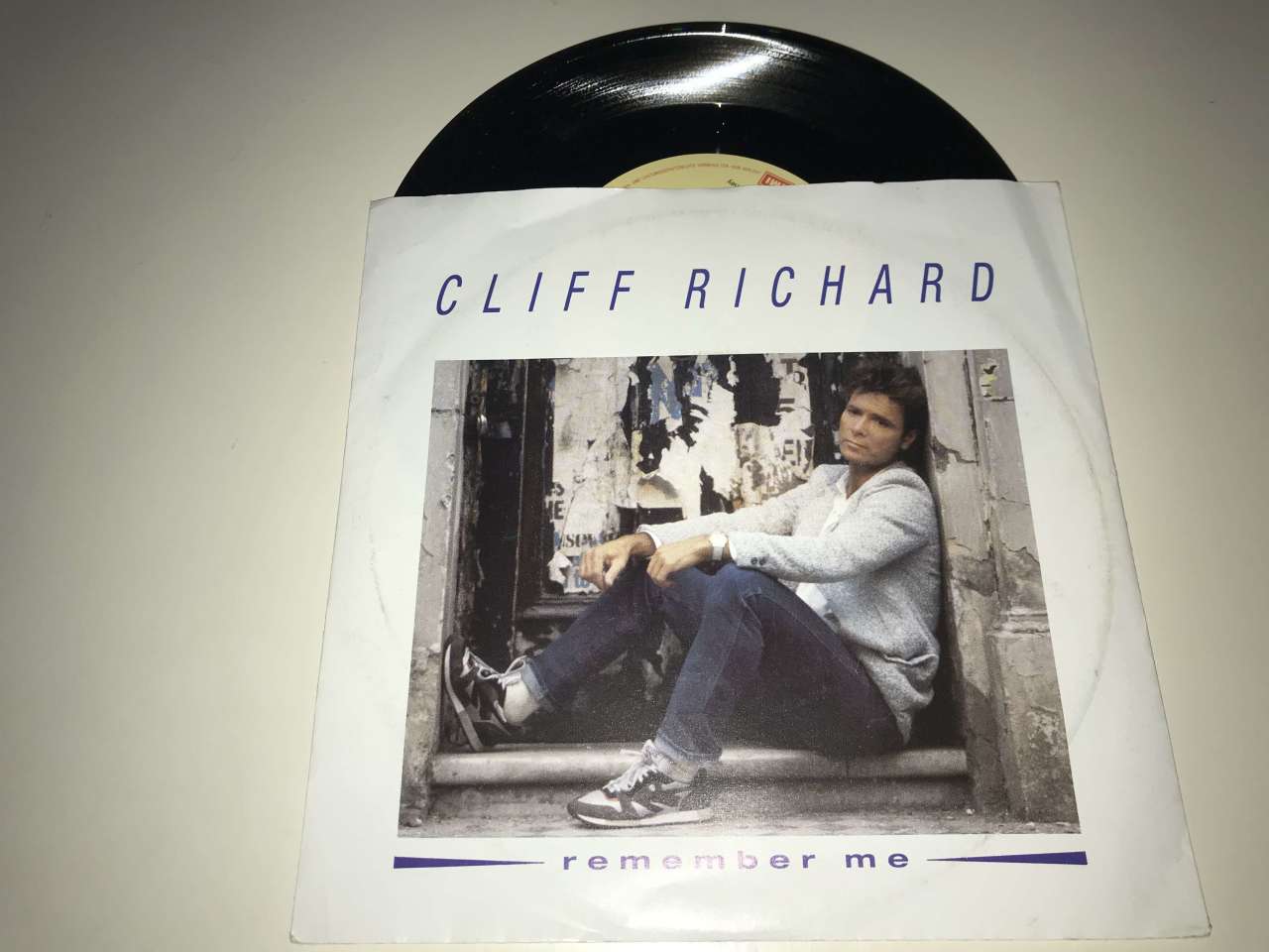 Cliff Richard – Remember Me