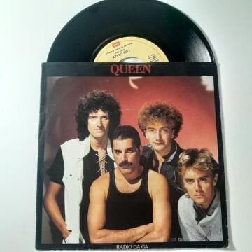 Queen – Radio Ga Ga