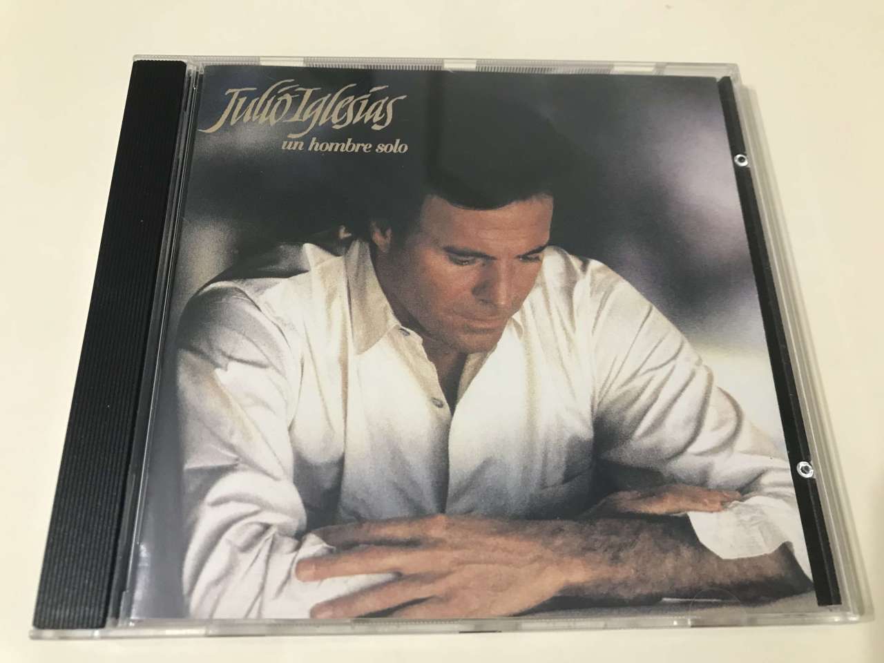 Julio Iglesias – Un Hombre Solo