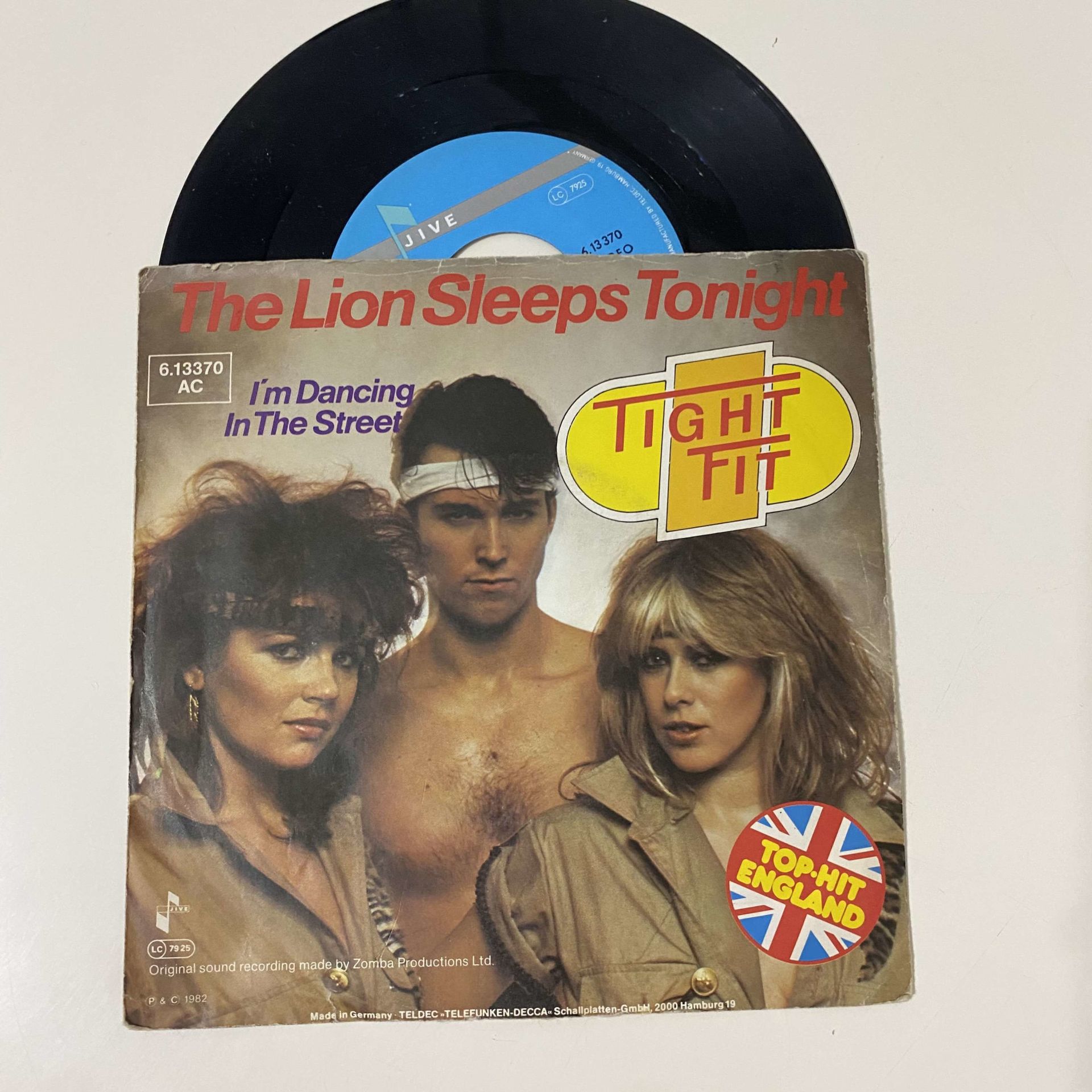 Tight Fit – The Lion Sleeps Tonight