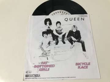 Queen – Bicycle Race / Fat Bottomed Girls