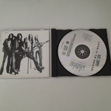Alice Cooper – Love It To Death