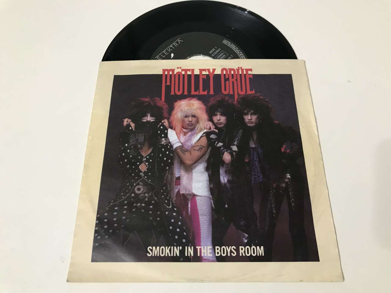 Mötley Crüe – Smokin' In The Boys Room