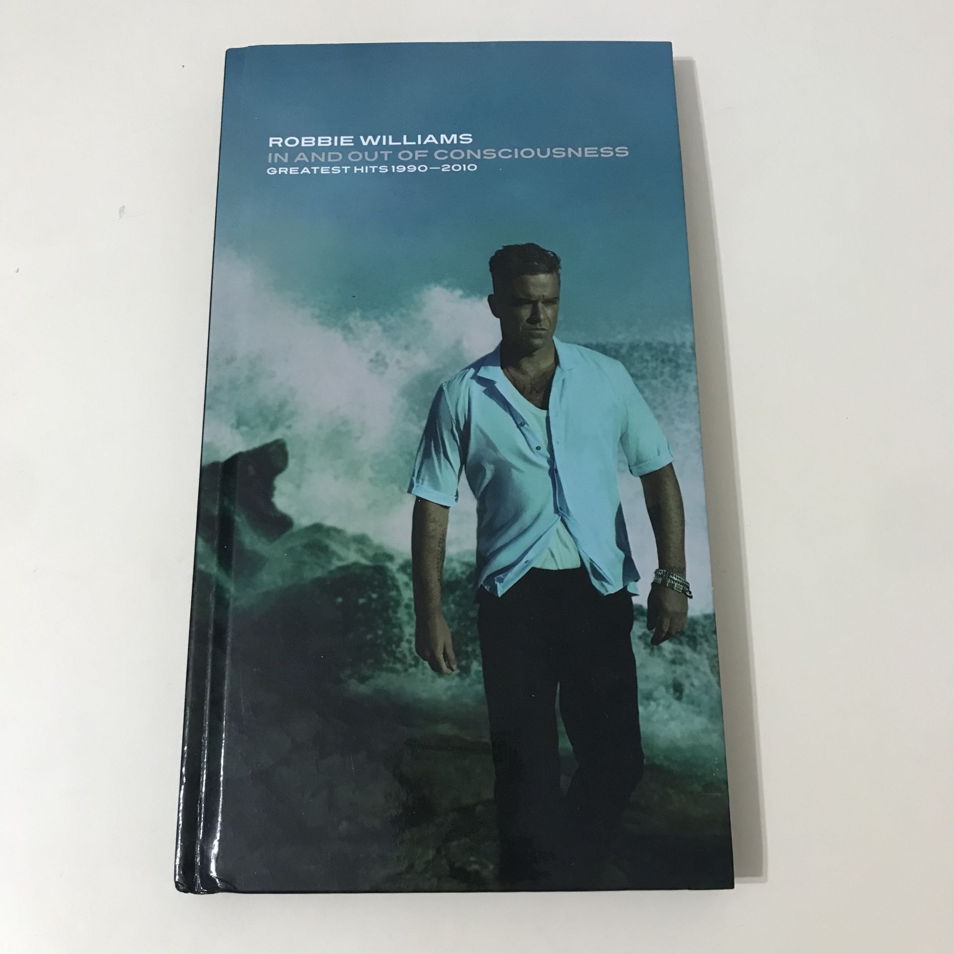 Robbie Williams – In And Out Of Consciousness (Greatest Hits 1990-2010) 3 DVD + 3 CD
